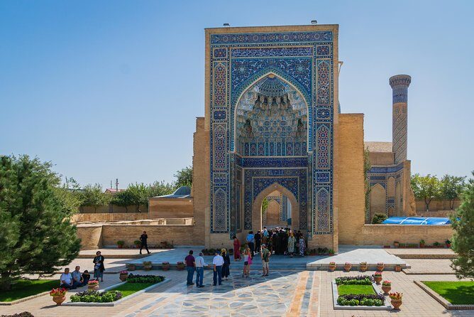 Samarkand: city tour - Bibi-Khanym Mosque: Timur’s tribute with turquoise domes