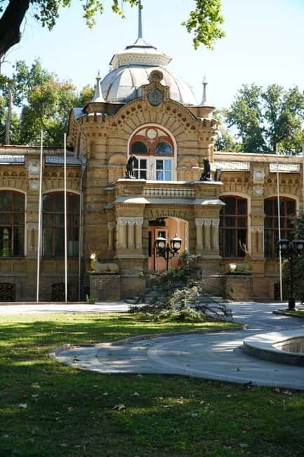 Tashkent city Night Tour with Dinner & Free Pro Photography - The Guide-as-Photographer Moment: How the Free Photos Actually Help