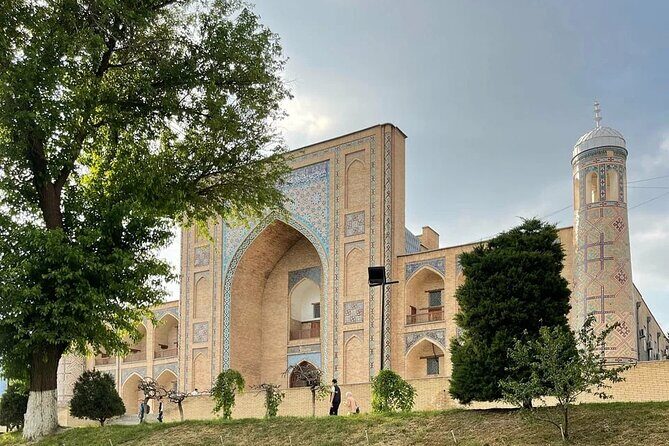 Tashkent Walking & Food Tour: Highlights + Local Flavors - Walking the Modern Core: Amir Temur Square and Independence Square